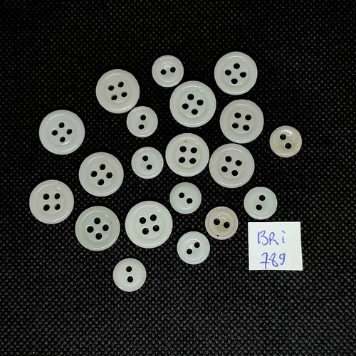 20 boutons en pate de verre blanc cassé - entre 10mm et 14mm - bri789
