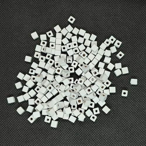 200 perles en bois blanc - forme cube - 5mm