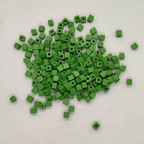 200 perles en bois vert - forme cube - 5mm