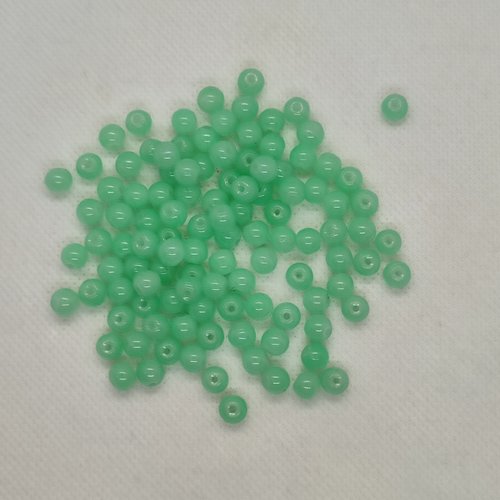 105 perles en verre vert - 6mm