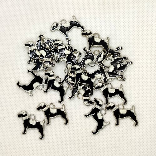 24 breloques en métal argenté blanc et noir - des chiens - 18x22mm - 139-5