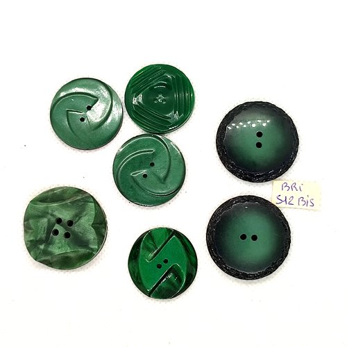 7 boutons en résine vert  - entre 25mm et 30mm - bri512bis