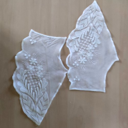 Col pour vètement blanc avec fleur et feuille - 10x26cm - vintage