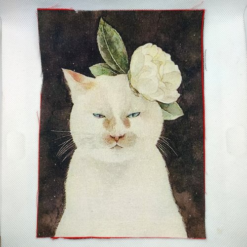 Coupon tissu un chat blanc avec une fleur - coton épais - 15x20cm
