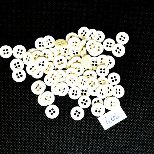 50 boutons en résine blanc cassé - vintage - entre 9mm et 12mm - tr468