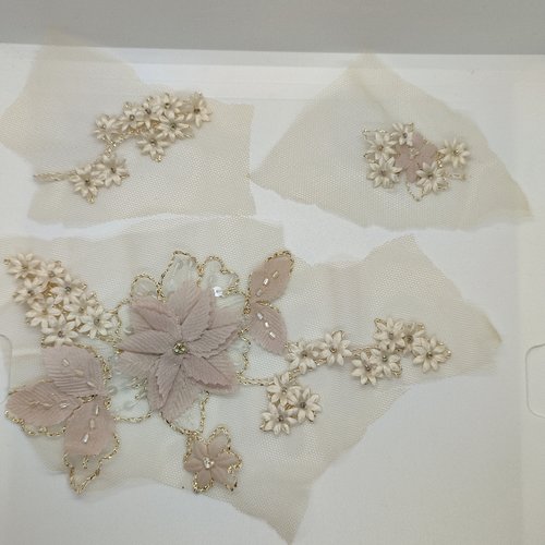 Applique à coudre écru et blanc fleur - vintage - taille diverse - tr697