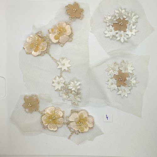 Applique à coudre écru et blanc fleur - vintage - taille diverse - tr697