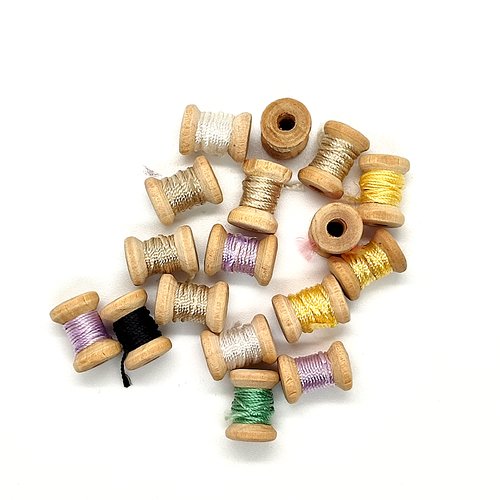 17 breloques en bois - bobine de fil multicolore - 10x13mm - 153