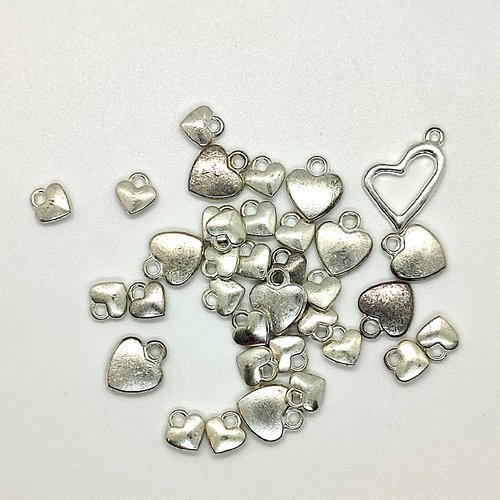 34 breloques en métal argenté - des coeurs - taille diverse - 151