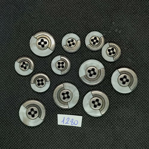 12 boutons en résine blanc cassé et  métal argenté - vintage - taille diverse - tr1280