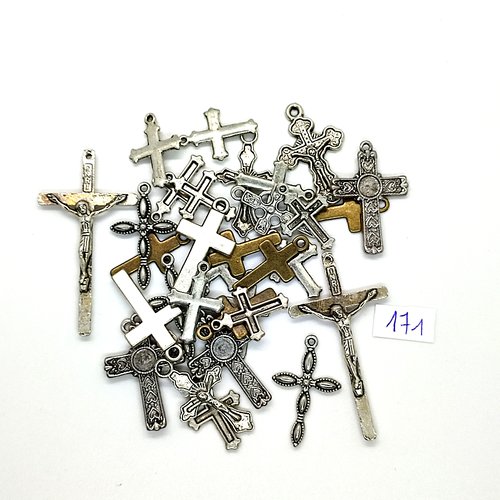 32 breloques en métal argenté et bronze - des croix - taille et modèle différent - 171