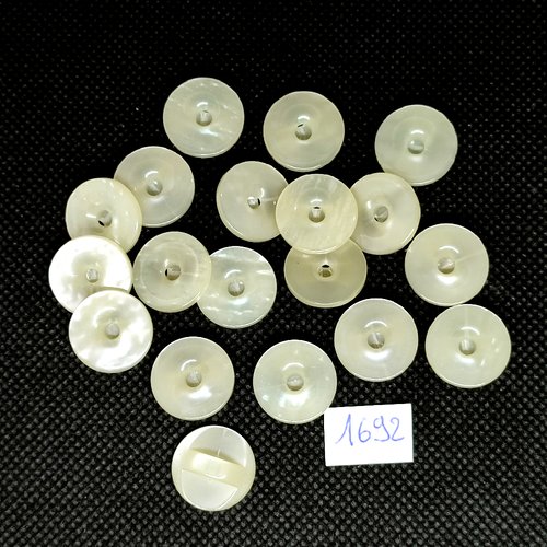 19 boutons en résine blanc cassé - vintage - 15mm - tr1692