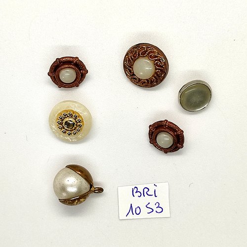 5 boutons et 1 pendentif doré avec une perle blanche - résine et métal - bri1053