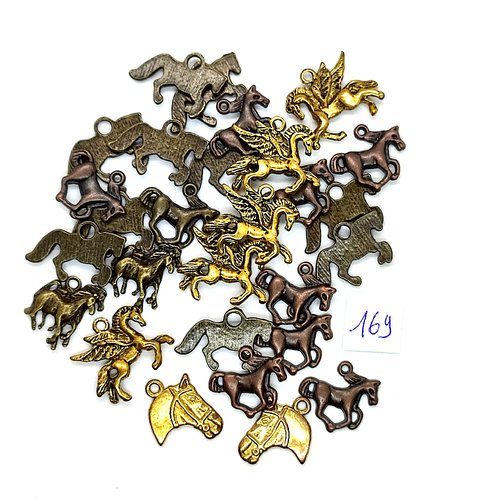 28 breloques en métal bronze et doré - des chevaux - taille diverse - 169