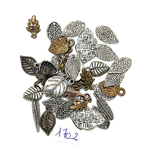 32 breloques en métal argenté et bronze - des feuilles - taille diverse - 170-2