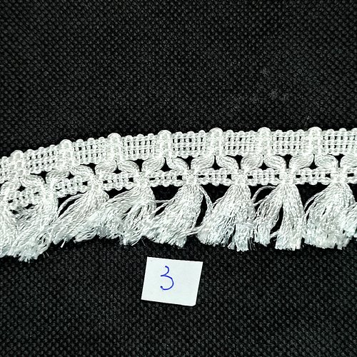 5m de dentelle blanche ancienne avec des pompons - 25mm