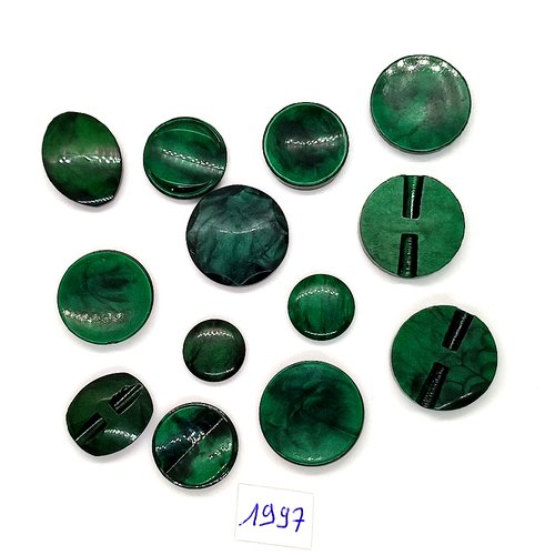 13 boutons en résine vert - taille diverse - tr1997