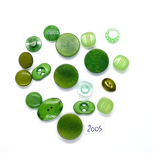 18 boutons en résine vert - taille diverse - tr2005