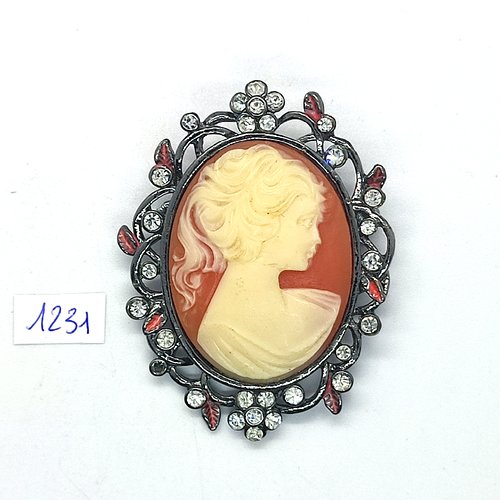 1 broche métal argenté - un camé avec strass - 59x45mm - bri1231