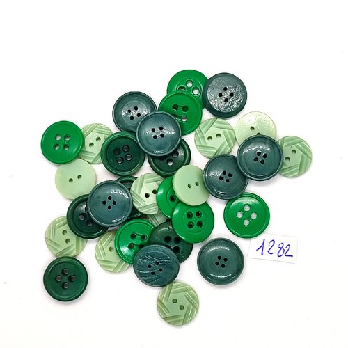 32 boutons en résine  vert différent - entre 8mm et 15mm - bri1282