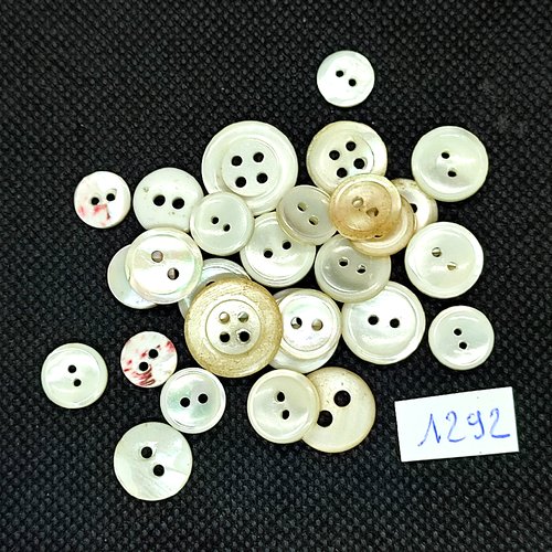 28 boutons en nacre ivoire / blanc cassé  - taille diverse - bri1292