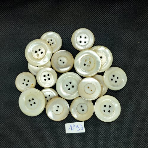 18 boutons en nacre ivoire / blanc cassé - taille diverse - bri1293