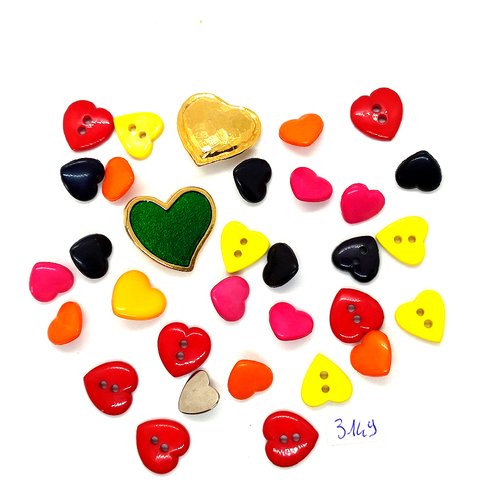 32 boutons en résine des coeurs multicolore - entre 15 et 23mm - tr3149