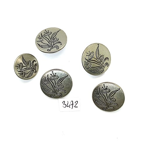 5 boutons en métal argenté (fleur)- entre 18mm et 22mm - tr3472