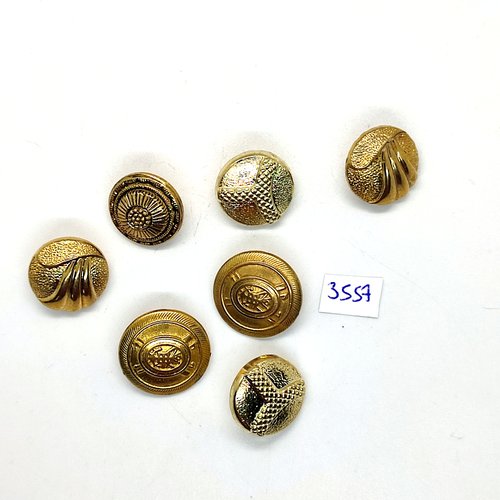 7 boutons en résine et métal doré - entre 18mm et 20mm - tr3557