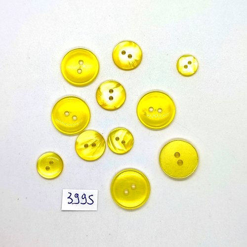 11 boutons en résine jaune - taille diverse - tr3995