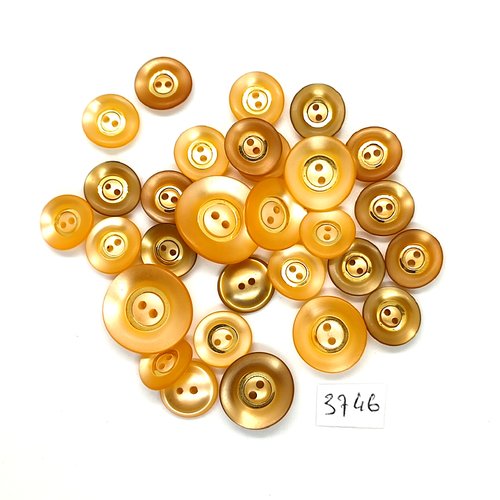 28 boutons en résine orange - entre 13mm er 22mm - tr3746