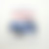 1 thermocollant / écusson à coudre - une voiture blanc et bleu - 7,5x3,5cm