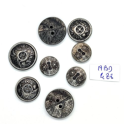 8 boutons en métal argenté - taille diverse - abd488