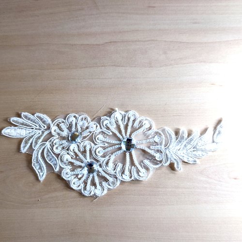 1 thermocollant / écusson à coudre en dentelle et strass blanc - 19cm