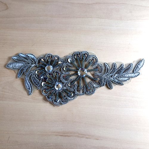 1 thermocollant / écusson à coudre en dentelle et strass gris - 19cm