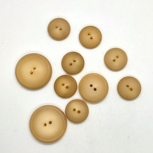 10 boutons en résine beige clair - 27mm - 22mm et 17mm - abd908