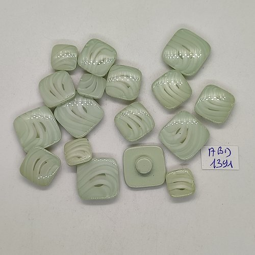 17 boutons résine vert clair -  18x18mm - 15x15mm et 12x12mm - abd1391