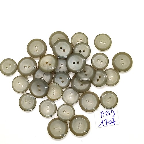 31 boutons en résine gris clair - entre 14mm et 12mm - abd1707