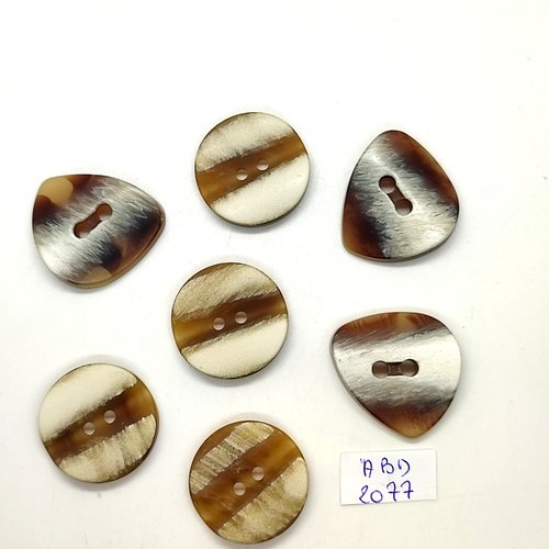 7 boutons en résine beige et blanc cassé - 28mm et 29mm - abd2077