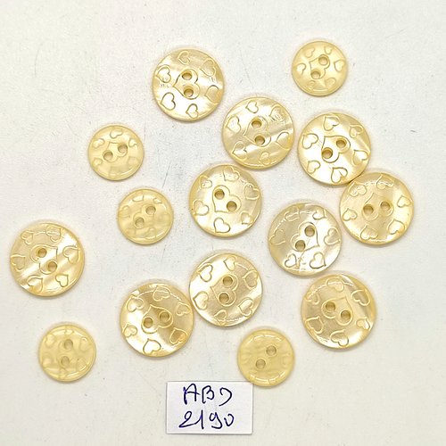 16 boutons en résine jaune / ivoire - des coeurs - 15mm et 11mm - abd2190