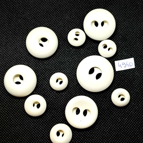11 boutons en résine blanc - 30mm - 26mm - 18mm et 15mm - tr4940