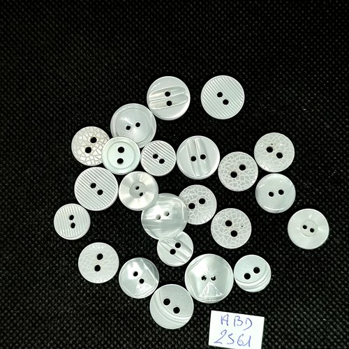 23 boutons en résine blanc - entre 11mm et 15mm - abd2561