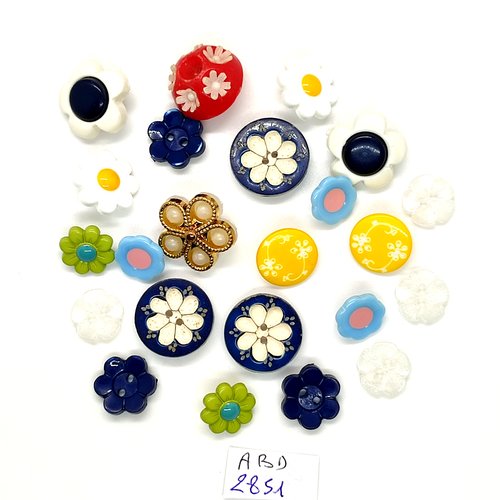 23 boutons fantaisie en résine multicolore - des fleurs - entre 11mm et 18mm - abd2851