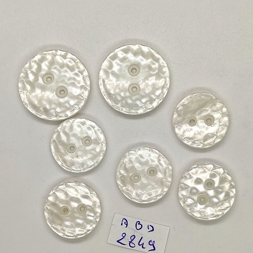 7 boutons en résine beige clair - 23mm et 18mm - abd2849