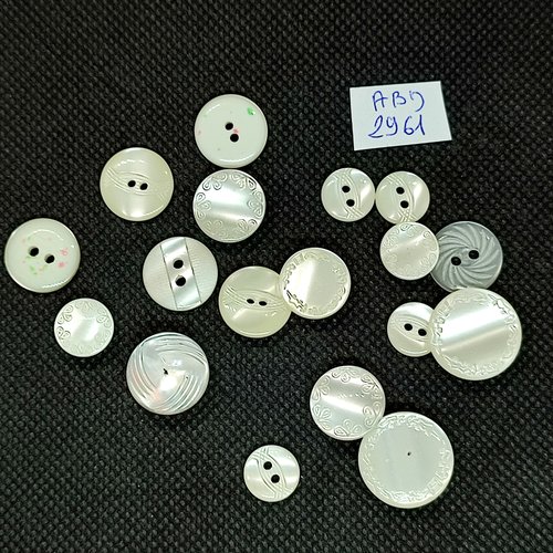 18 boutons en résine beige clair - entre 10mm et 22mm - abd2961