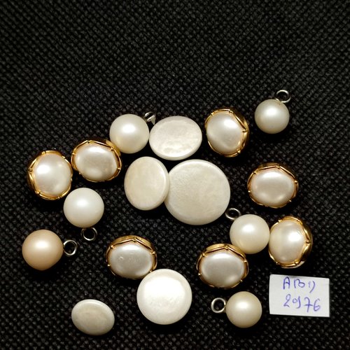 18 boutons en résine blanc cassé - taille diverse - abd2976