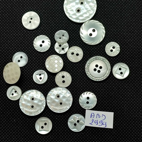 21 boutons en résine blanc - taille et modèle différent - abd2999