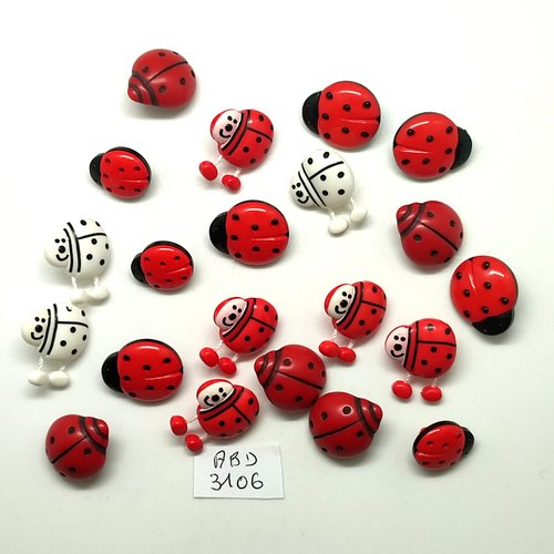 21 boutons fantaisie en résine rouge et blanc (coccinelles) - entre 12mm et 15mm - abd3106
