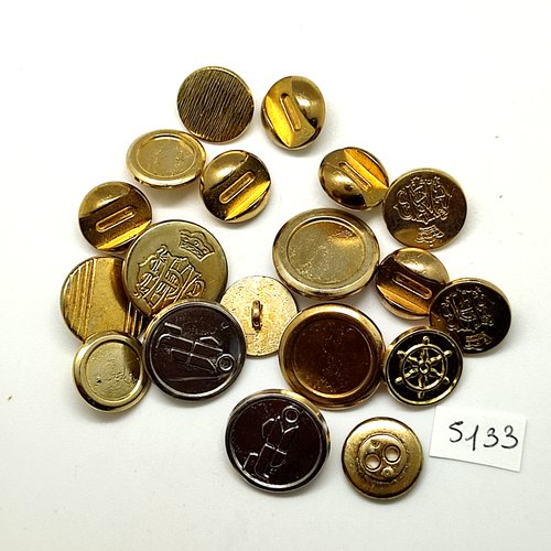 19 boutons en résine et métal argenté et doré - entre 14mm et 20mm - tr5133