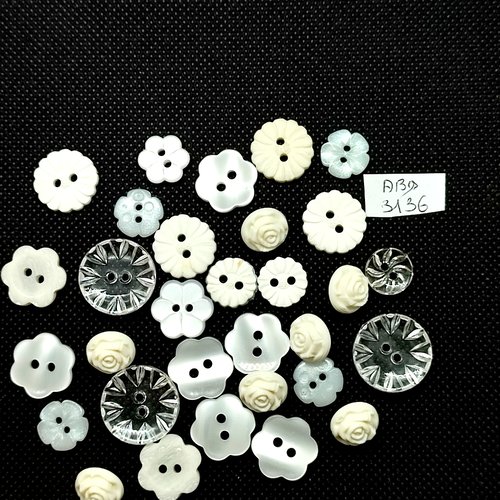 32 boutons fantaisie en résine blanc et transparent (des fleurs) - entre 11mm et 18mm - abd3136